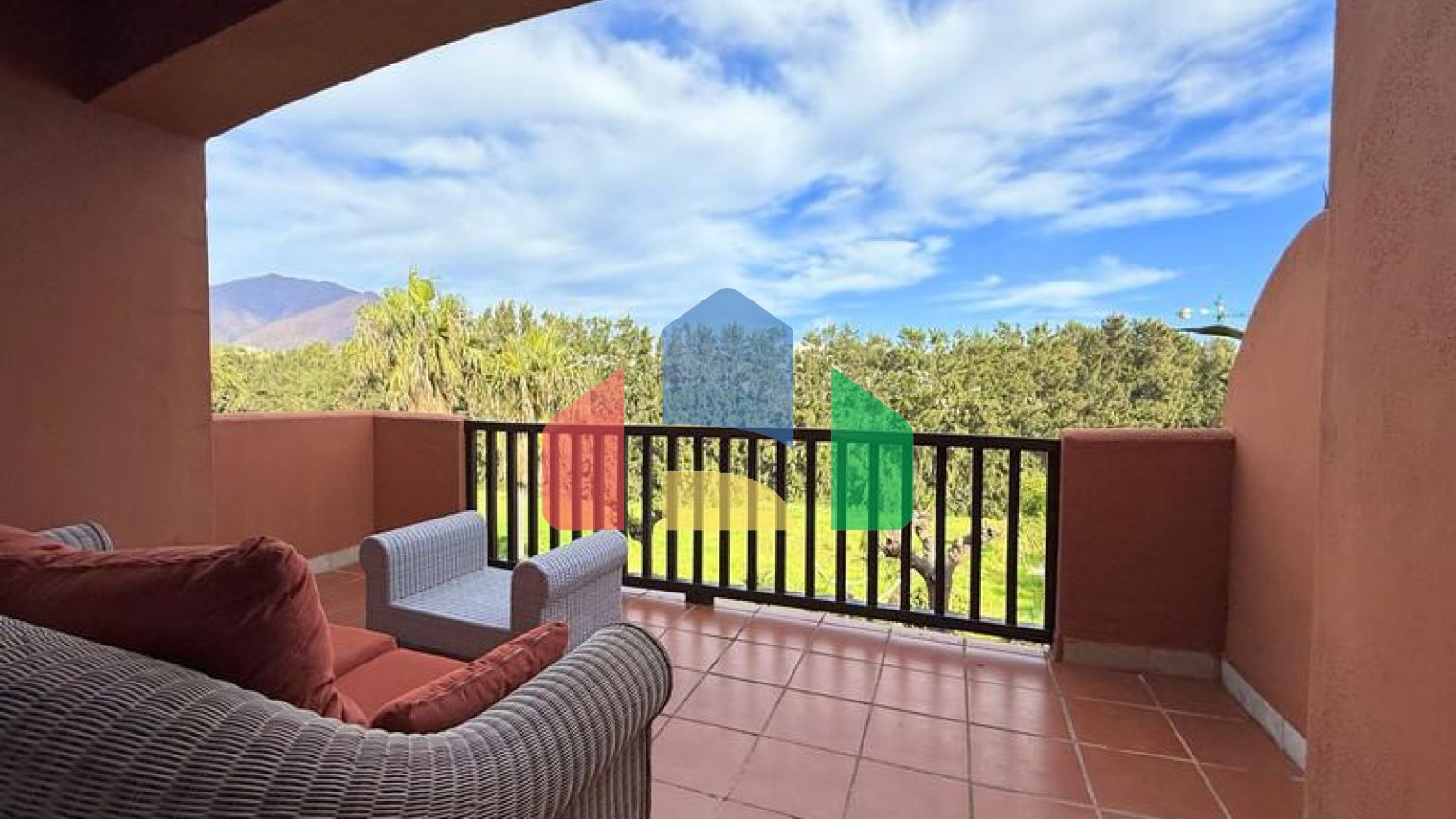(EN) MAGNIFICENT DUPLEX PENTHOUSE WITH SEA VIEWS AND SOLARIUM IN ESTEPONA Located just a 5-minute walk from the beach