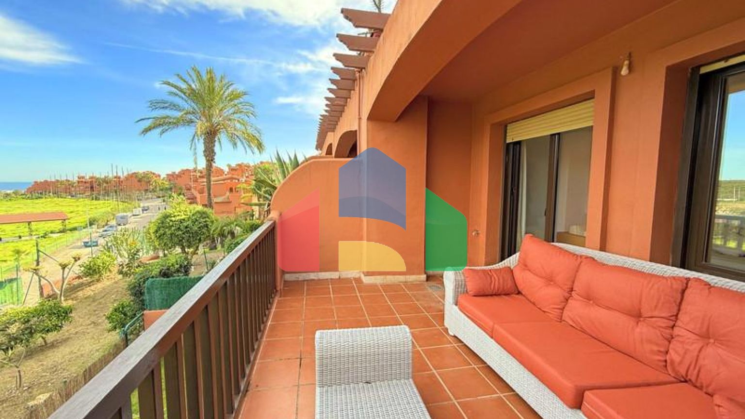 (EN) MAGNIFICENT DUPLEX PENTHOUSE WITH SEA VIEWS AND SOLARIUM IN ESTEPONA Located just a 5-minute walk from the beach