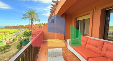 (EN) MAGNIFICENT DUPLEX PENTHOUSE WITH SEA VIEWS AND SOLARIUM IN ESTEPONA Located just a 5-minute walk from the beach