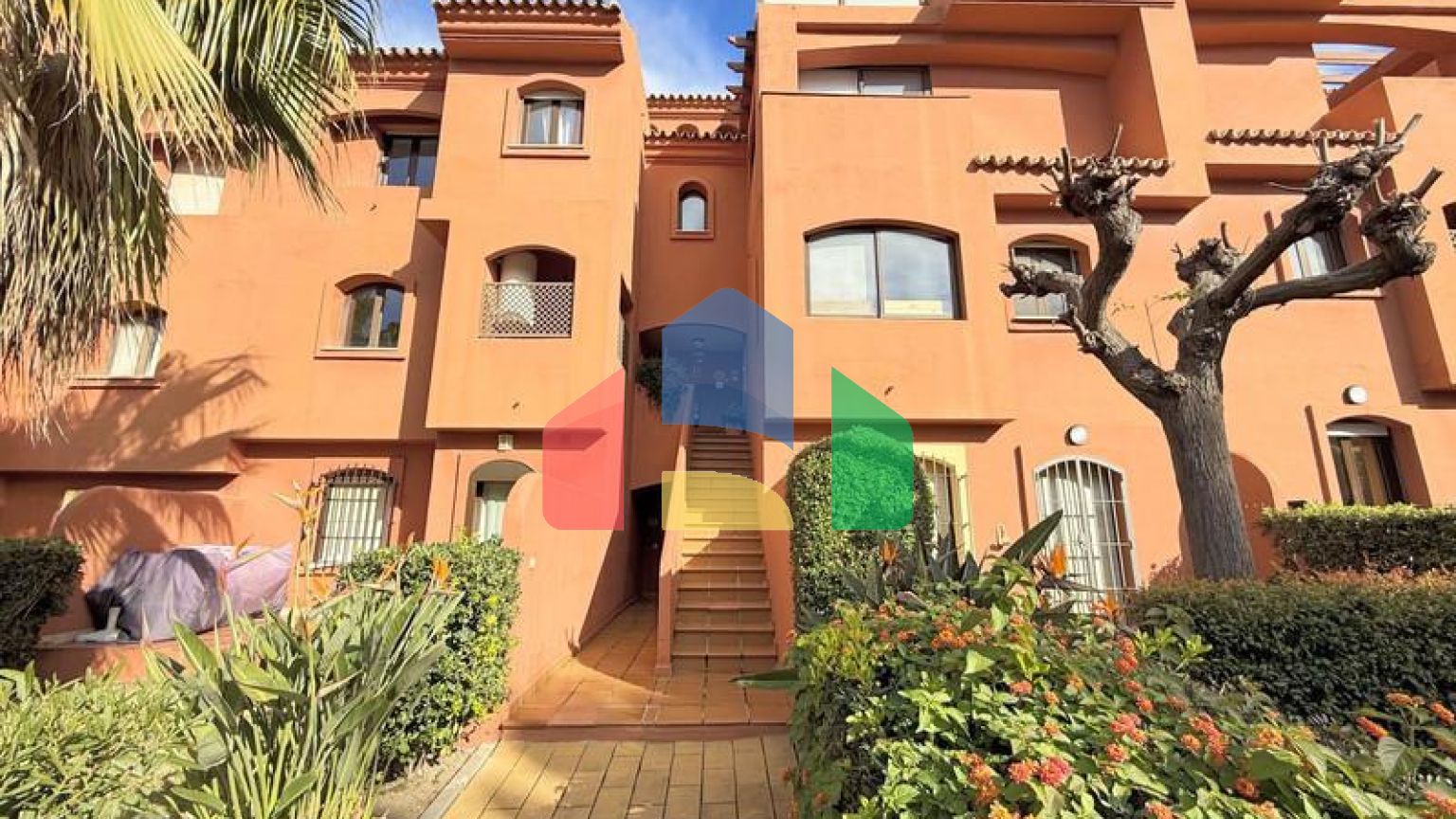 (EN) MAGNIFICENT DUPLEX PENTHOUSE WITH SEA VIEWS AND SOLARIUM IN ESTEPONA Located just a 5-minute walk from the beach