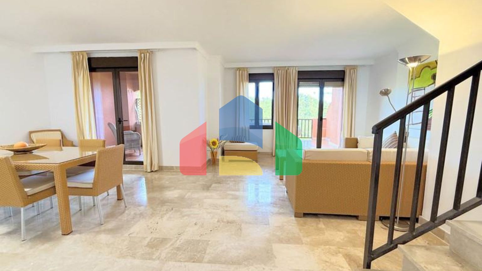 (EN) MAGNIFICENT DUPLEX PENTHOUSE WITH SEA VIEWS AND SOLARIUM IN ESTEPONA Located just a 5-minute walk from the beach