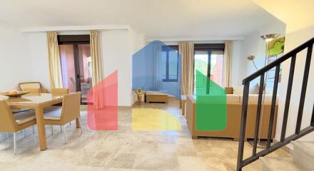 (EN) MAGNIFICENT DUPLEX PENTHOUSE WITH SEA VIEWS AND SOLARIUM IN ESTEPONA Located just a 5-minute walk from the beach