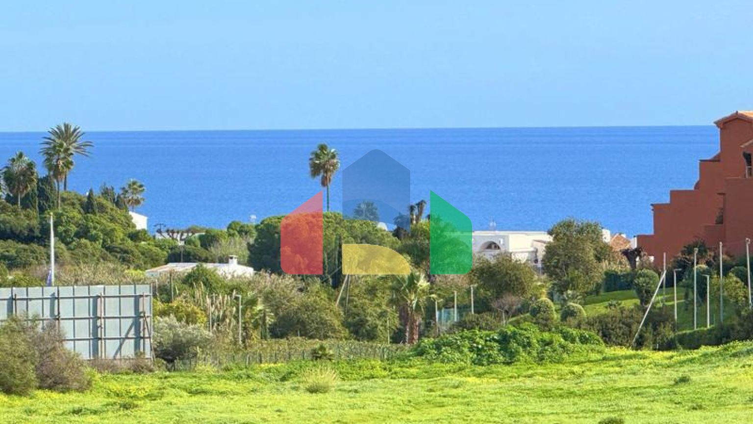 (EN) MAGNIFICENT DUPLEX PENTHOUSE WITH SEA VIEWS AND SOLARIUM IN ESTEPONA Located just a 5-minute walk from the beach