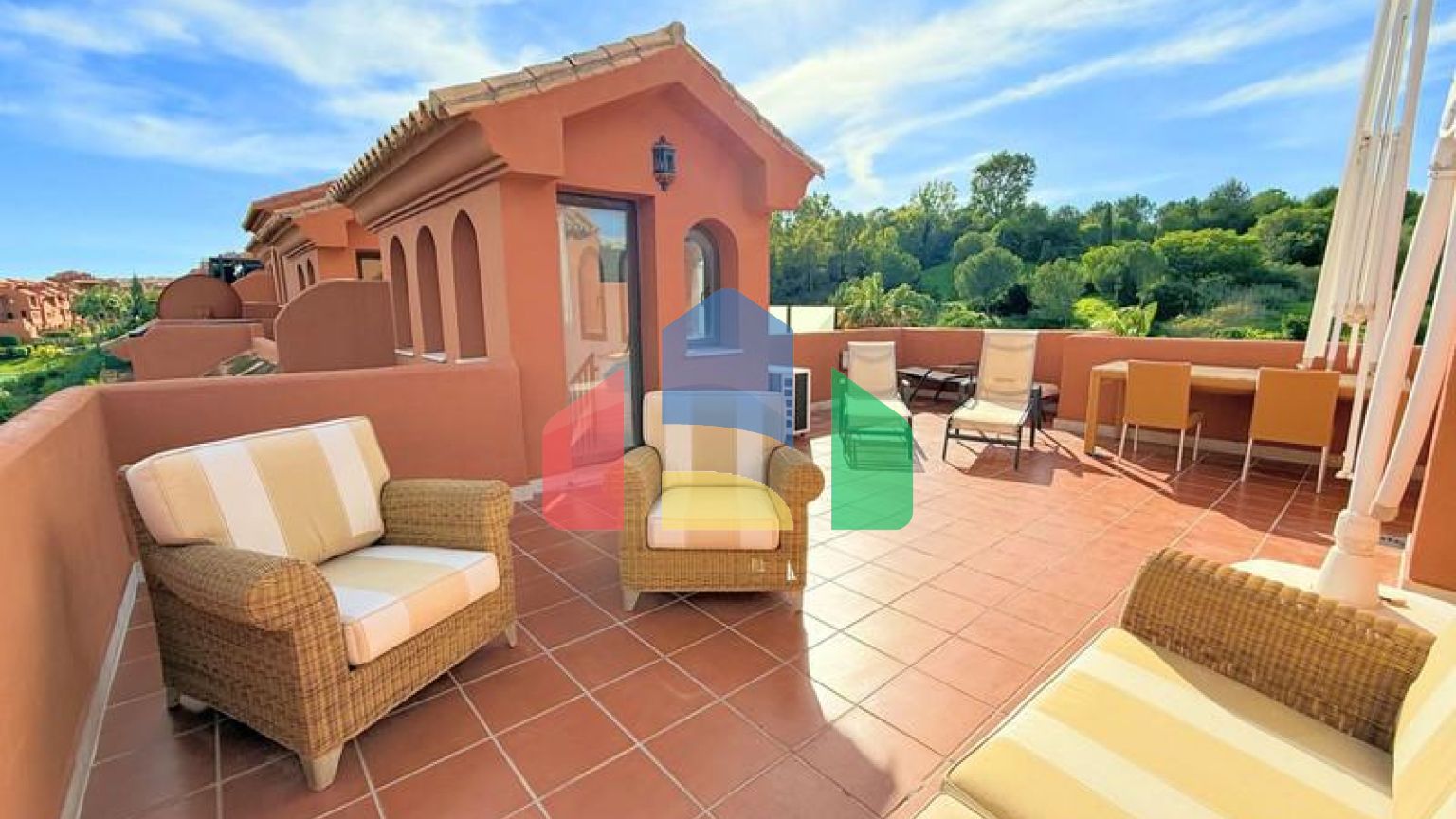 (EN) MAGNIFICENT DUPLEX PENTHOUSE WITH SEA VIEWS AND SOLARIUM IN ESTEPONA Located just a 5-minute walk from the beach