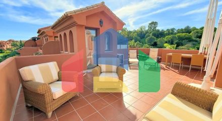 (EN) MAGNIFICENT DUPLEX PENTHOUSE WITH SEA VIEWS AND SOLARIUM IN ESTEPONA Located just a 5-minute walk from the beach