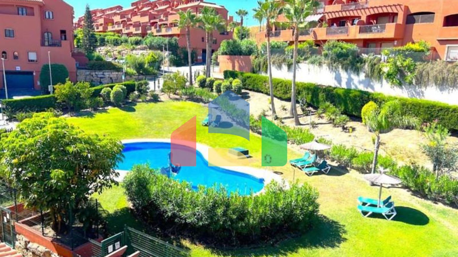 (EN) MAGNIFICENT DUPLEX PENTHOUSE WITH SEA VIEWS AND SOLARIUM IN ESTEPONA Located just a 5-minute walk from the beach