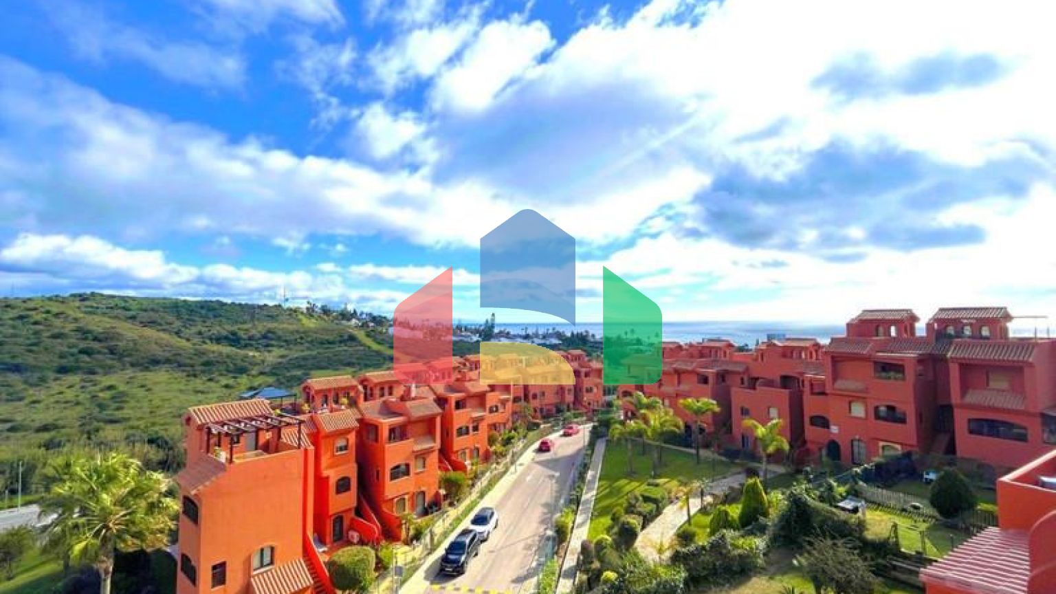 (EN) MAGNIFICENT DUPLEX PENTHOUSE WITH SEA VIEWS AND SOLARIUM IN ESTEPONA Located just a 5-minute walk from the beach