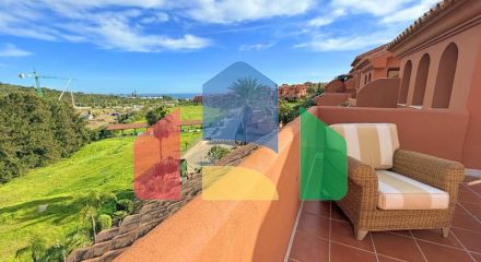 (EN) MAGNIFICENT DUPLEX PENTHOUSE WITH SEA VIEWS AND SOLARIUM IN ESTEPONA Located just a 5-minute walk from the beach