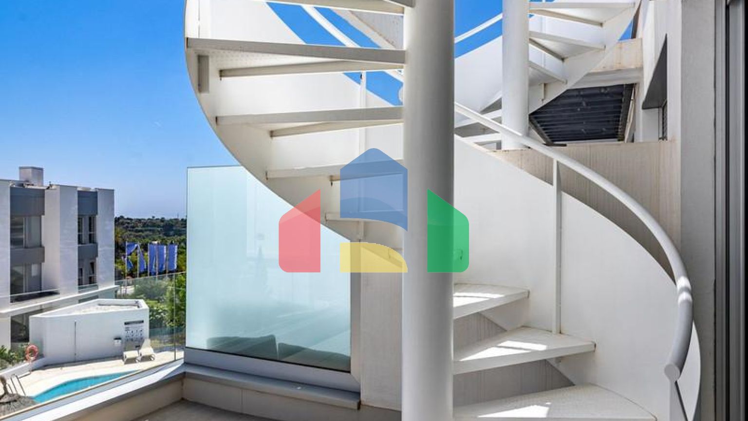 Элегантный Пентхаус с Терассой на Крыше в Эстепоне