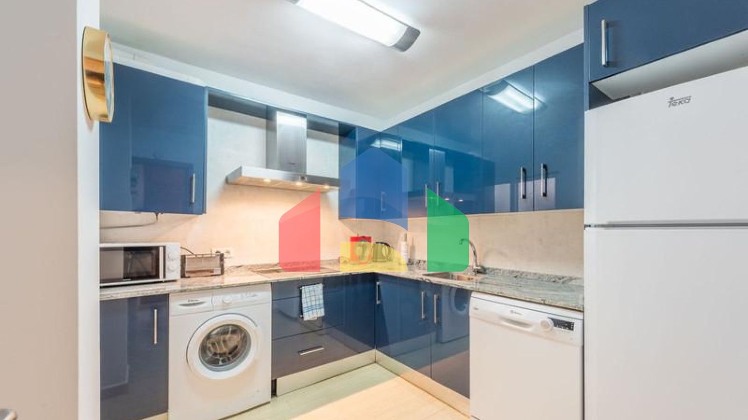 Элегантная Трехкомнатная Квартира с Видом на Море в Эстепоне