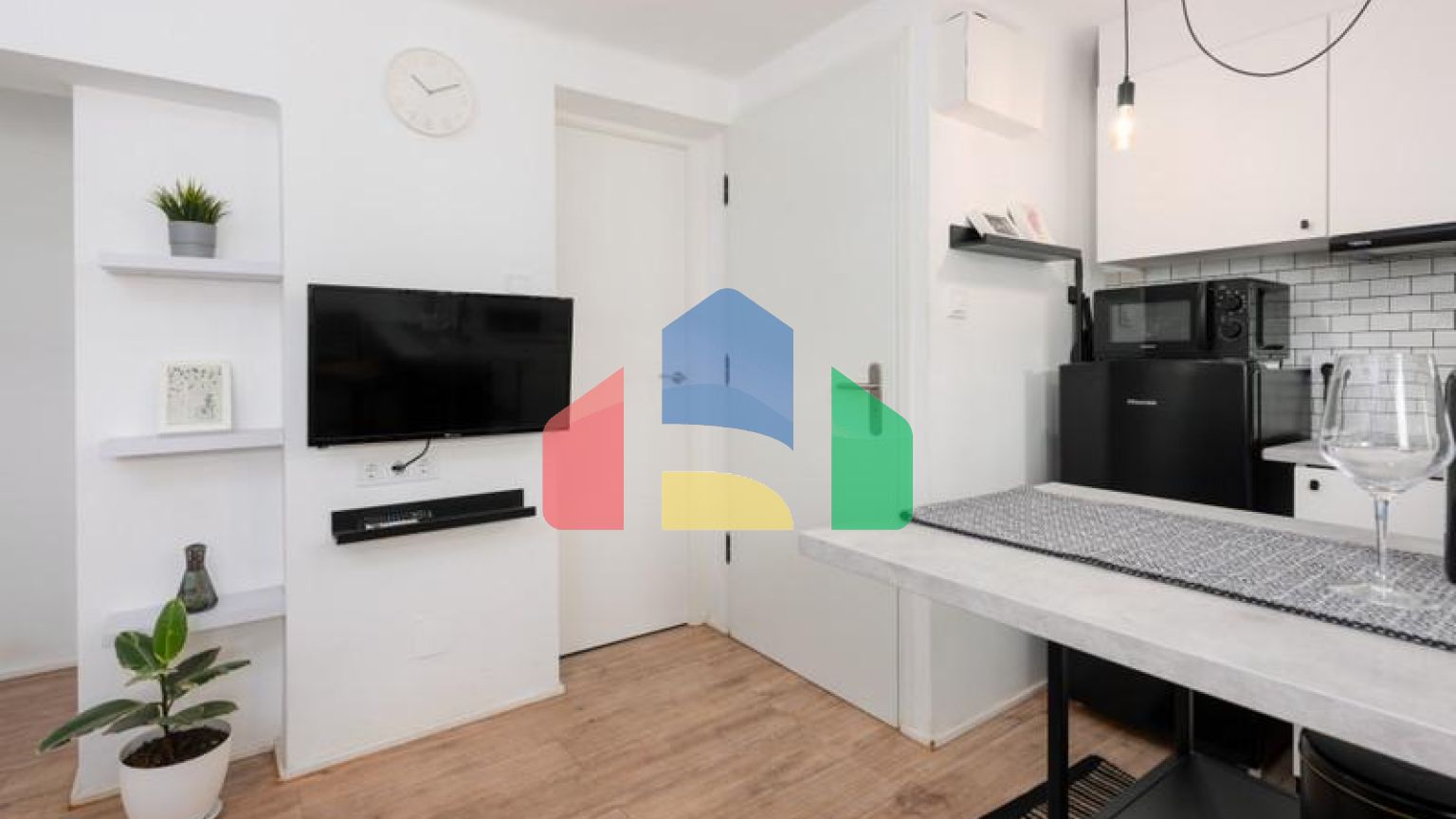 Стильная, Полностью Отремонтированная Квартира на Верхнем Этаже в Центре Эстепоны