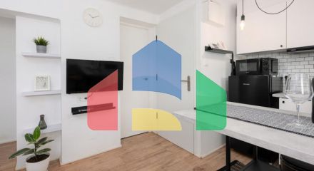 Стильная, Полностью Отремонтированная Квартира на Верхнем Этаже в Центре Эстепоны