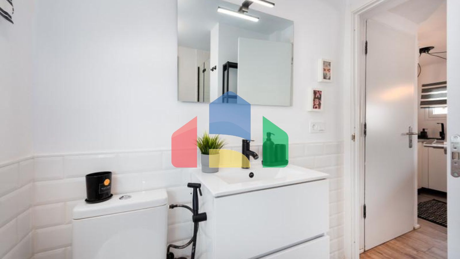 Стильная, Полностью Отремонтированная Квартира на Верхнем Этаже в Центре Эстепоны