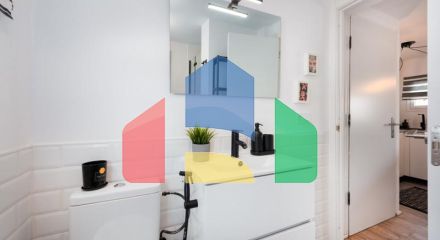 Стильная, Полностью Отремонтированная Квартира на Верхнем Этаже в Центре Эстепоны