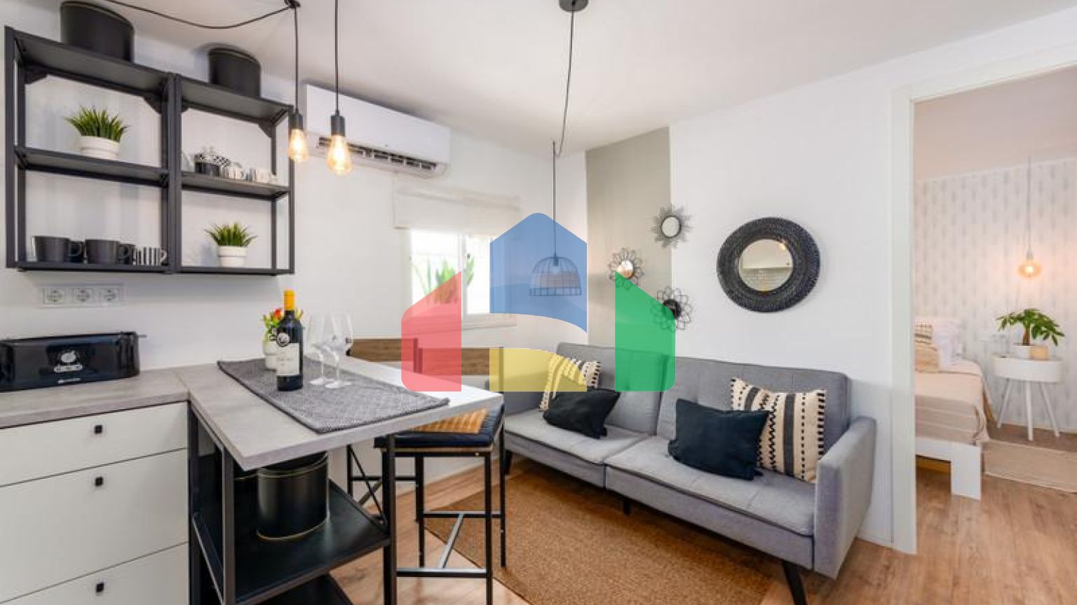 Стильная, Полностью Отремонтированная Квартира на Верхнем Этаже в Центре Эстепоны