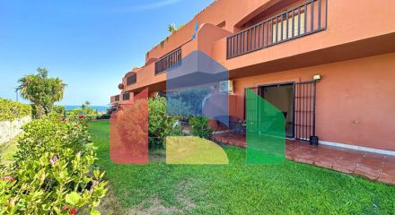 Beautiful ground floor corner apartment with garden and sea views. Located in Casares Costa.