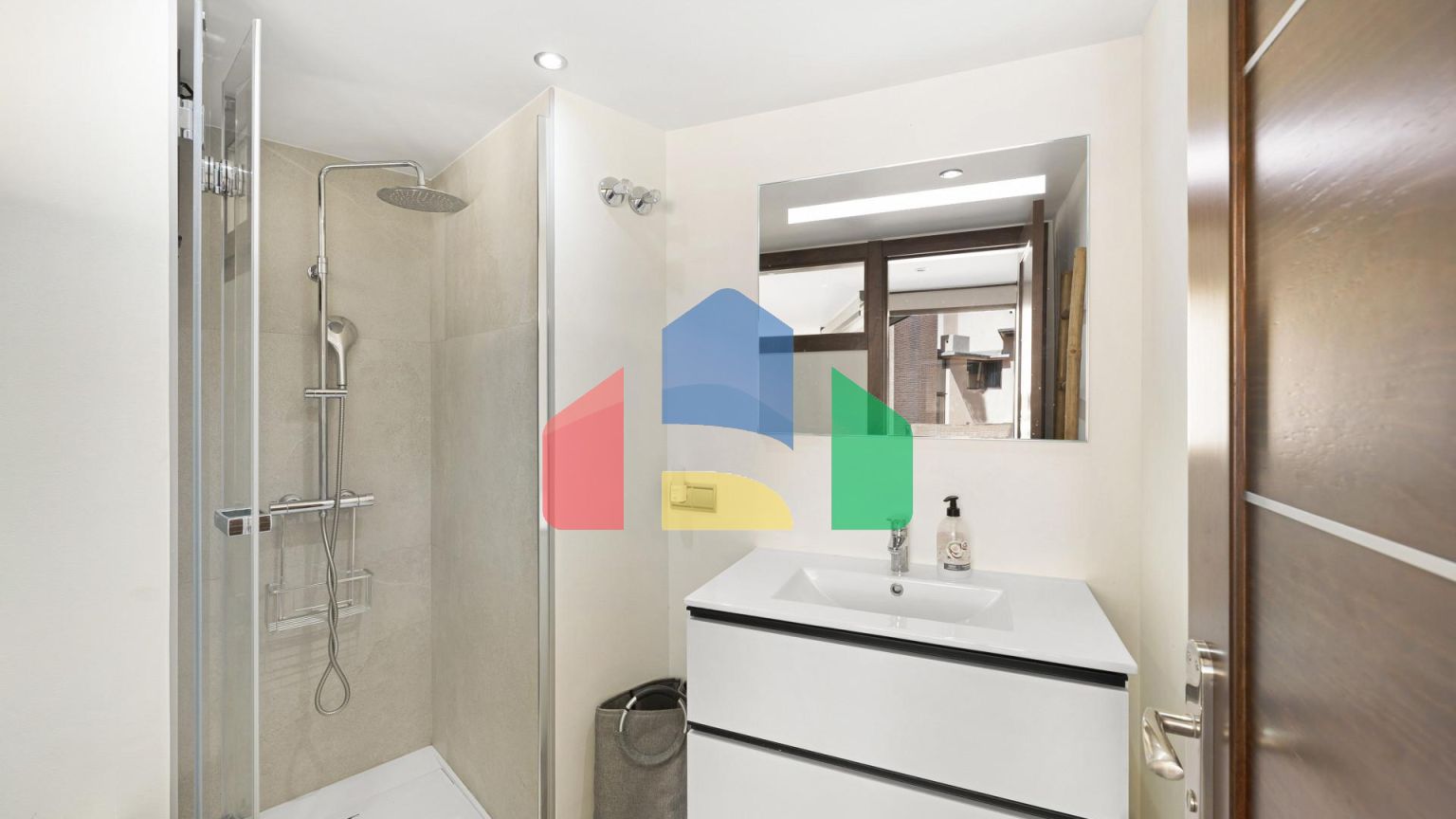 Роскошный дуплекс с частным бассейном у пляжа с видом на Средиземное море