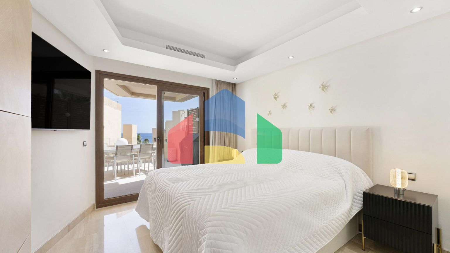 Роскошный дуплекс с частным бассейном у пляжа с видом на Средиземное море