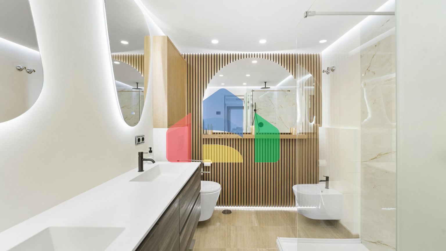 Роскошный дуплекс с частным бассейном у пляжа с видом на Средиземное море