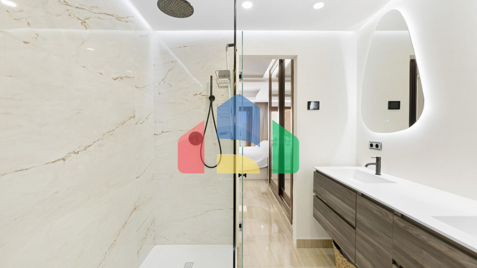 Роскошный дуплекс с частным бассейном у пляжа с видом на Средиземное море