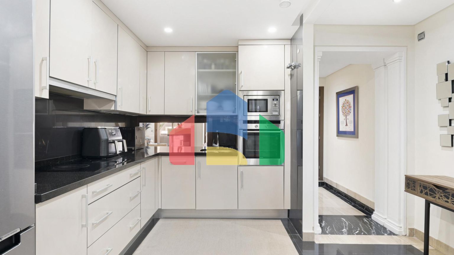 Роскошный дуплекс с частным бассейном у пляжа с видом на Средиземное море