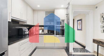 Роскошный дуплекс с частным бассейном у пляжа с видом на Средиземное море