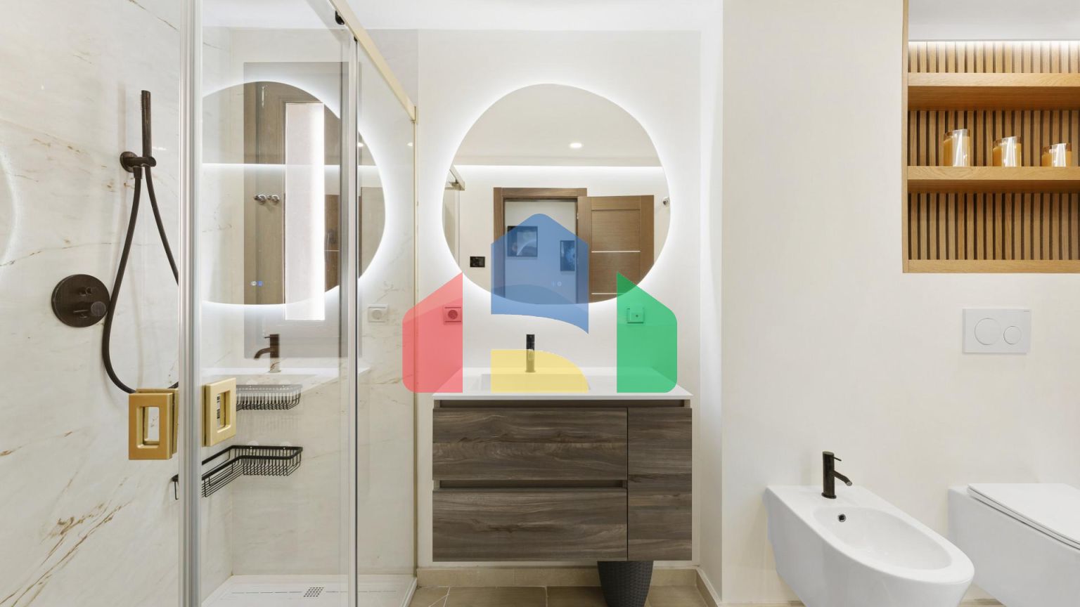 Роскошный дуплекс с частным бассейном у пляжа с видом на Средиземное море