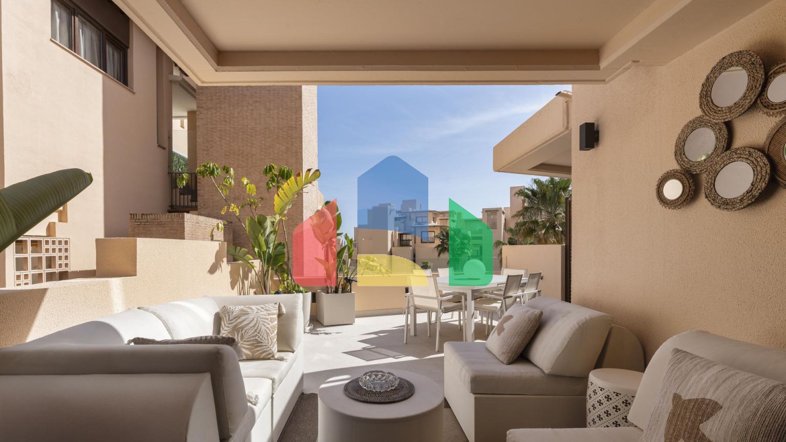 Роскошный дуплекс с частным бассейном у пляжа с видом на Средиземное море