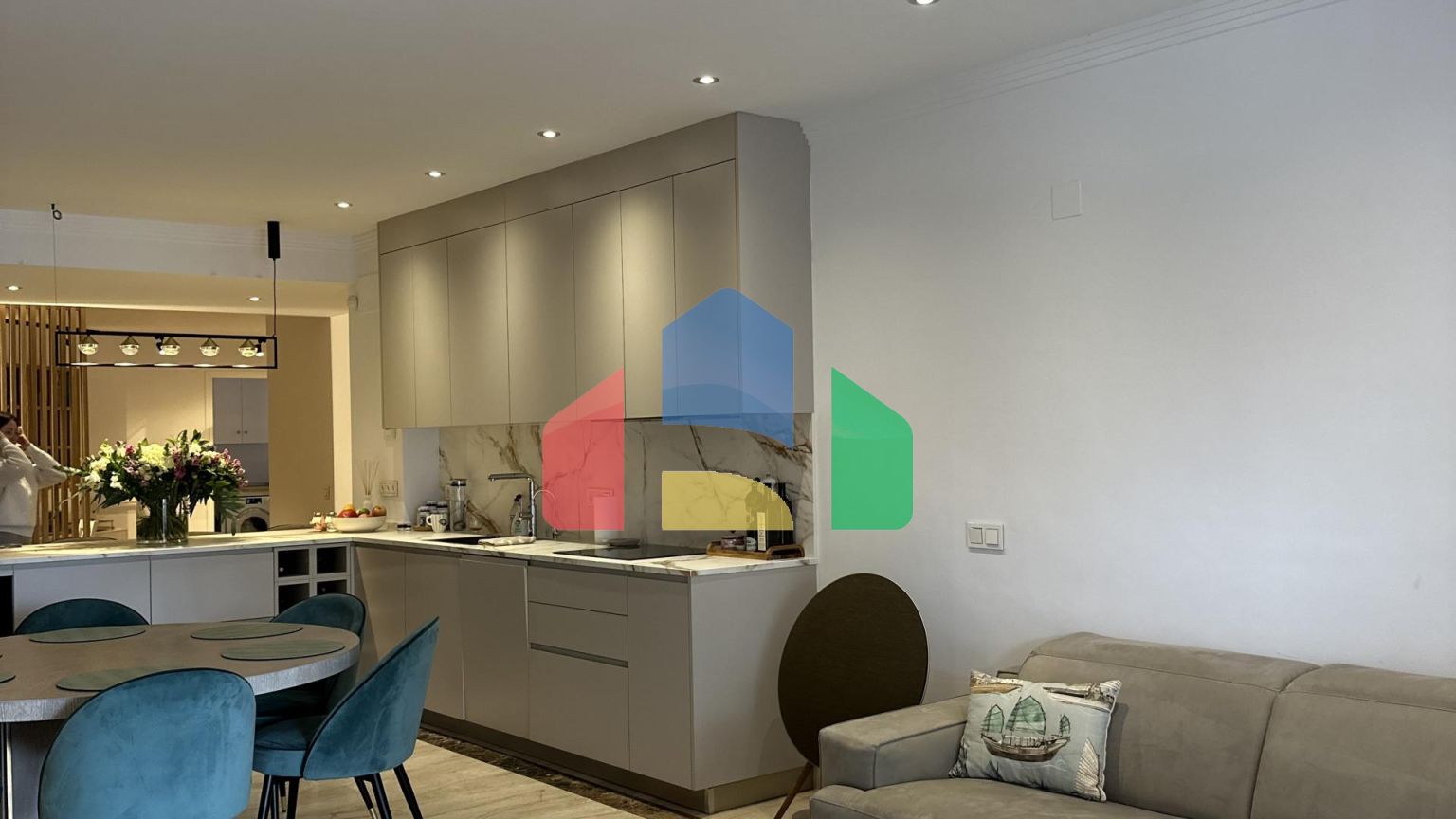 Полностью отремонтированная 4-комнатная квартира в Новой Золотой Миле, закрытом комплексе с круглосуточной охраной.