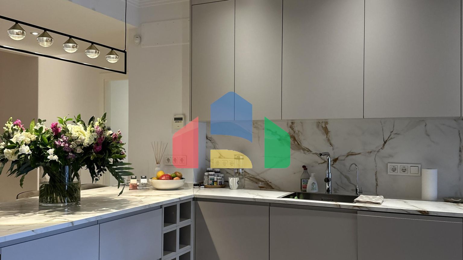 Полностью отремонтированная 4-комнатная квартира в Новой Золотой Миле, закрытом комплексе с круглосуточной охраной.