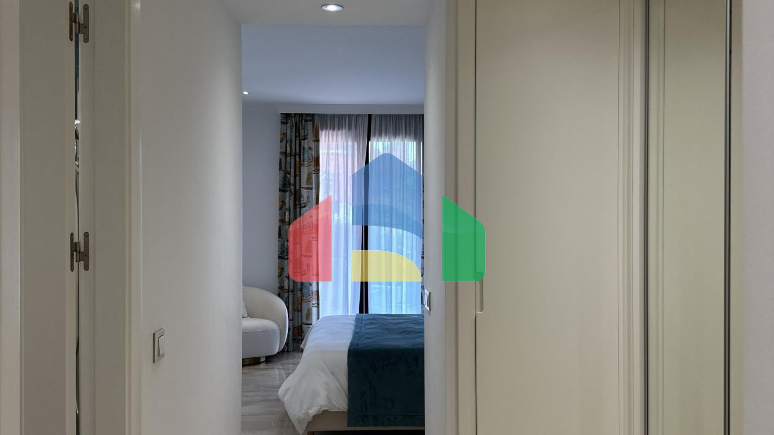 Полностью отремонтированная 4-комнатная квартира в Новой Золотой Миле, закрытом комплексе с круглосуточной охраной.