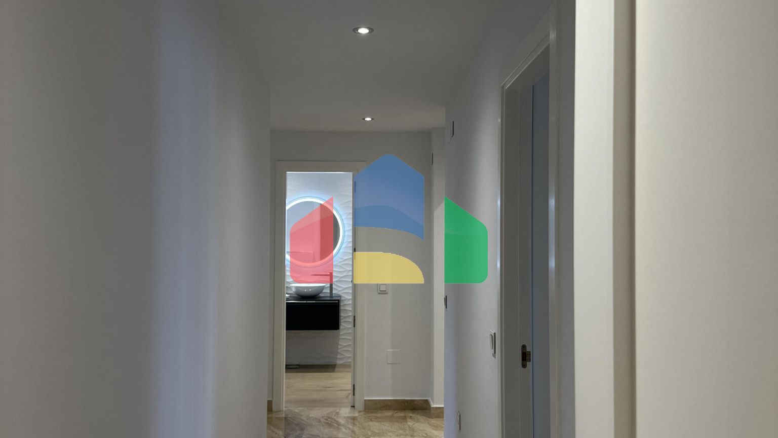 Полностью отремонтированная 4-комнатная квартира в Новой Золотой Миле, закрытом комплексе с круглосуточной охраной.