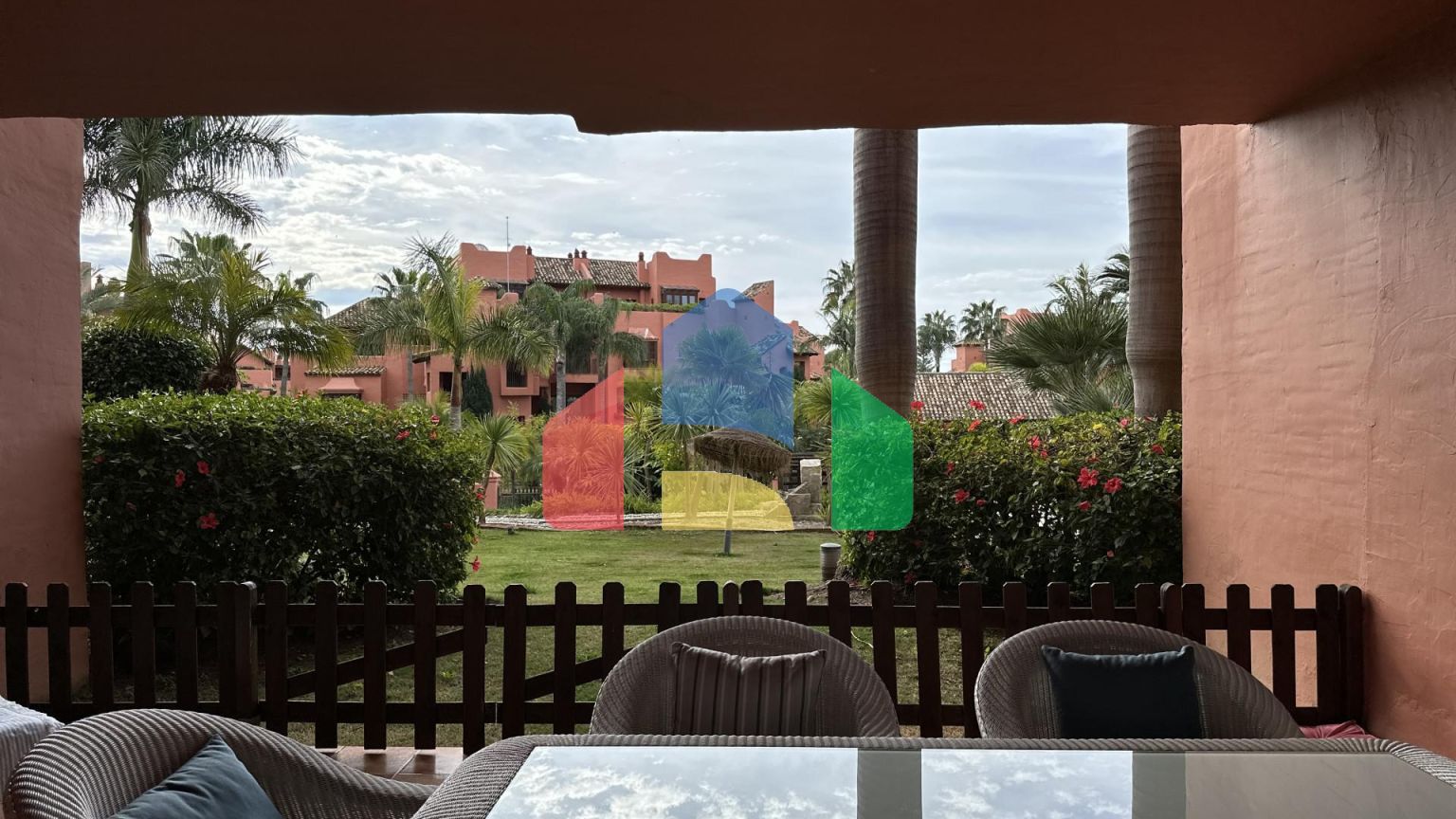 Полностью отремонтированная 4-комнатная квартира в Новой Золотой Миле, закрытом комплексе с круглосуточной охраной.