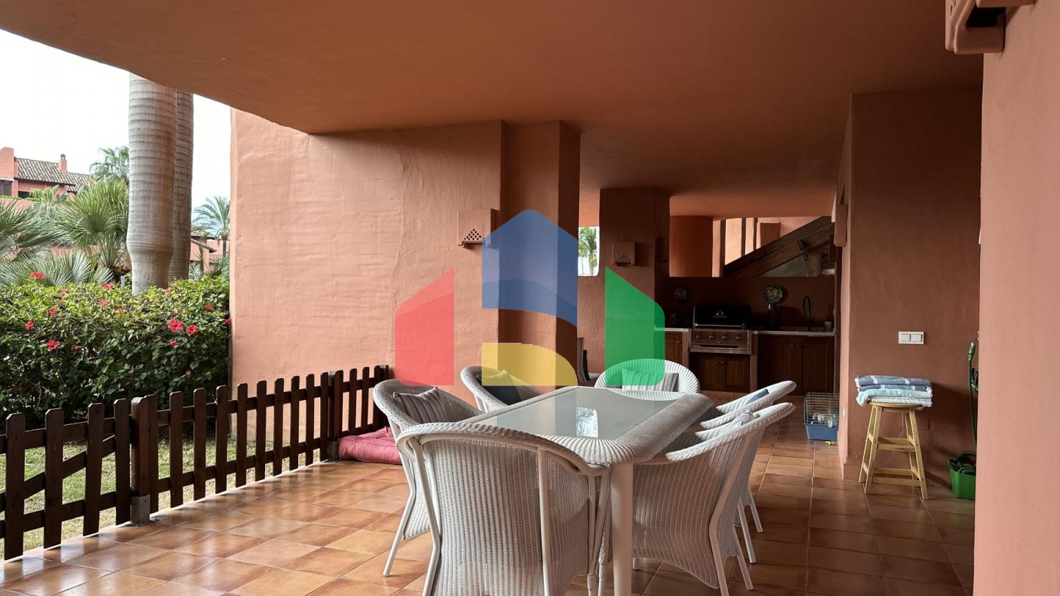 Полностью отремонтированная 4-комнатная квартира в Новой Золотой Миле, закрытом комплексе с круглосуточной охраной.