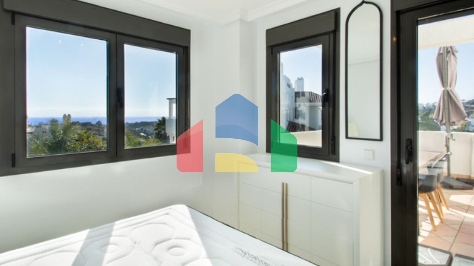 Люксовый двухуровневый пентхаус с видом на море и горы в Сельво, Эстепона