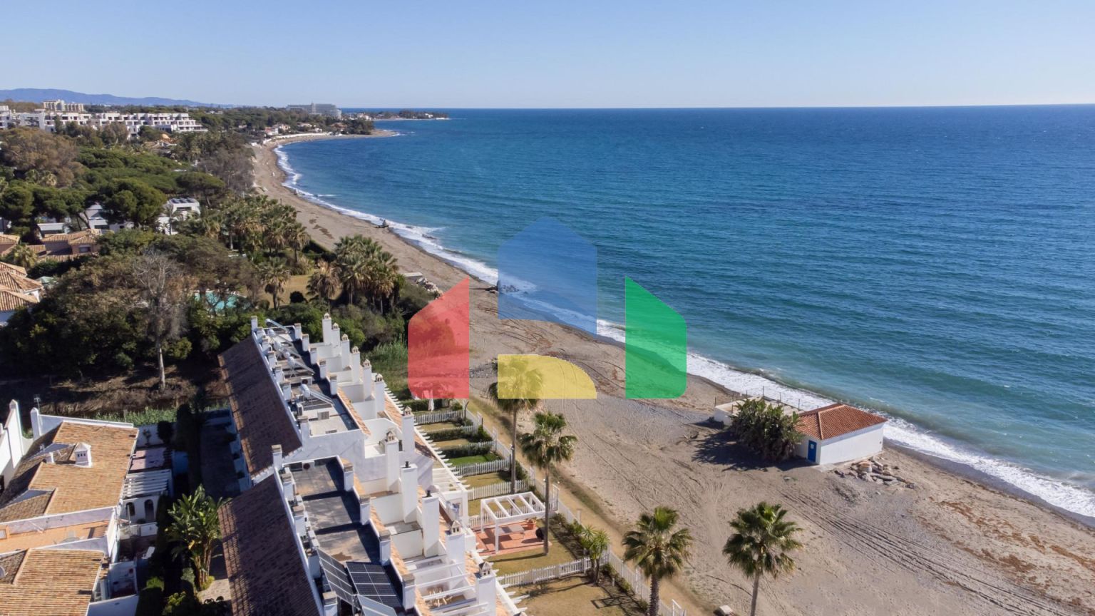 Luxurious 3-Bedroom Beachfront Townhouse в El Saladillo