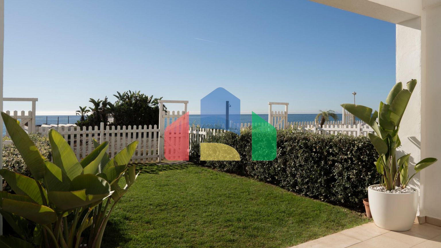 Luxurious 3-Bedroom Beachfront Townhouse в El Saladillo