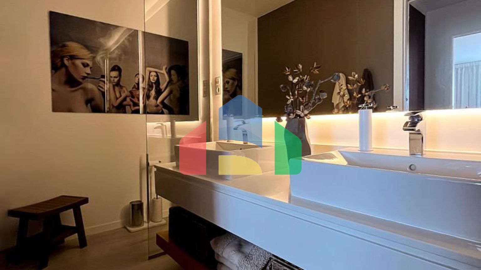 Прекрасно расположенный таунхаус предлагает потрясающий вид на море.