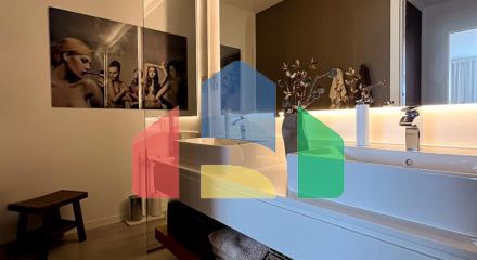 Прекрасно расположенный таунхаус предлагает потрясающий вид на море.