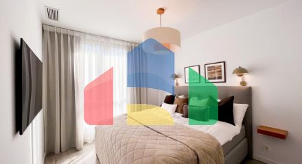 Прекрасно расположенный таунхаус предлагает потрясающий вид на море.