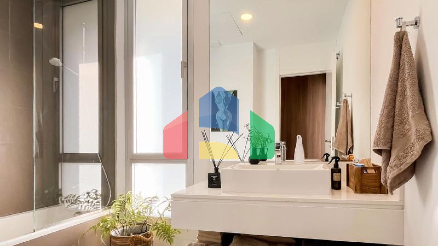 Прекрасно расположенный таунхаус предлагает потрясающий вид на море.