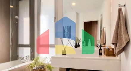 Прекрасно расположенный таунхаус предлагает потрясающий вид на море.