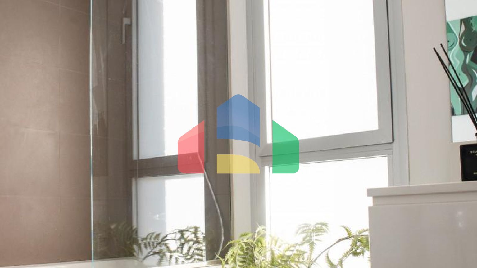 Прекрасно расположенный таунхаус предлагает потрясающий вид на море.