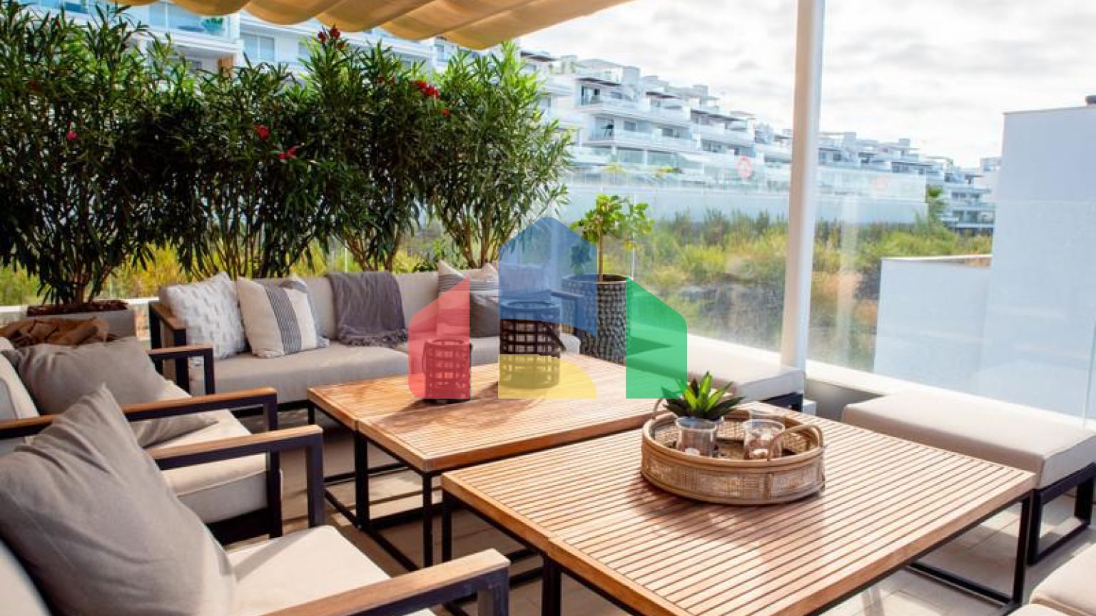 Прекрасно расположенный таунхаус предлагает потрясающий вид на море.