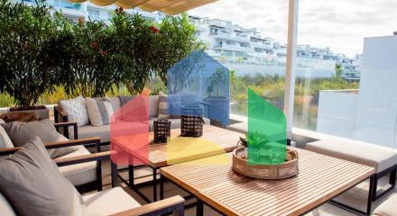 Прекрасно расположенный таунхаус предлагает потрясающий вид на море.