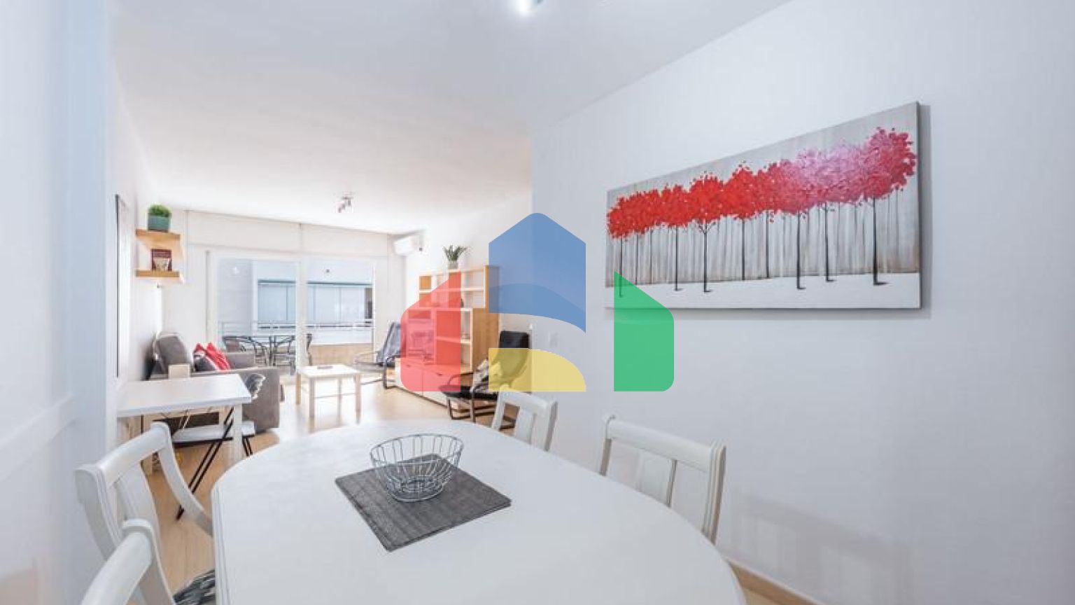 Элегантная Трехкомнатная Квартира с Видом на Море в Эстепоне