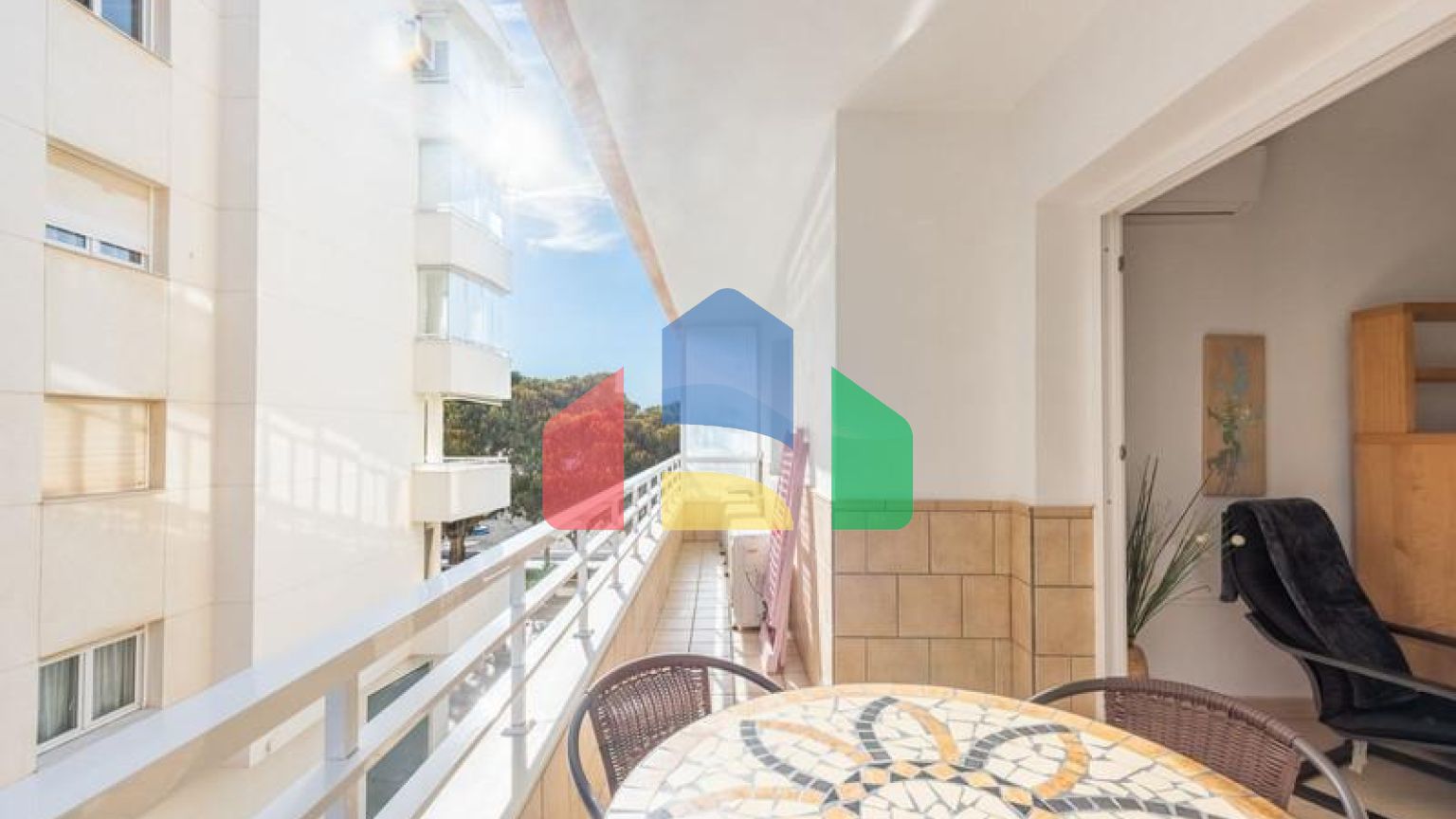 Элегантная Трехкомнатная Квартира с Видом на Море в Эстепоне