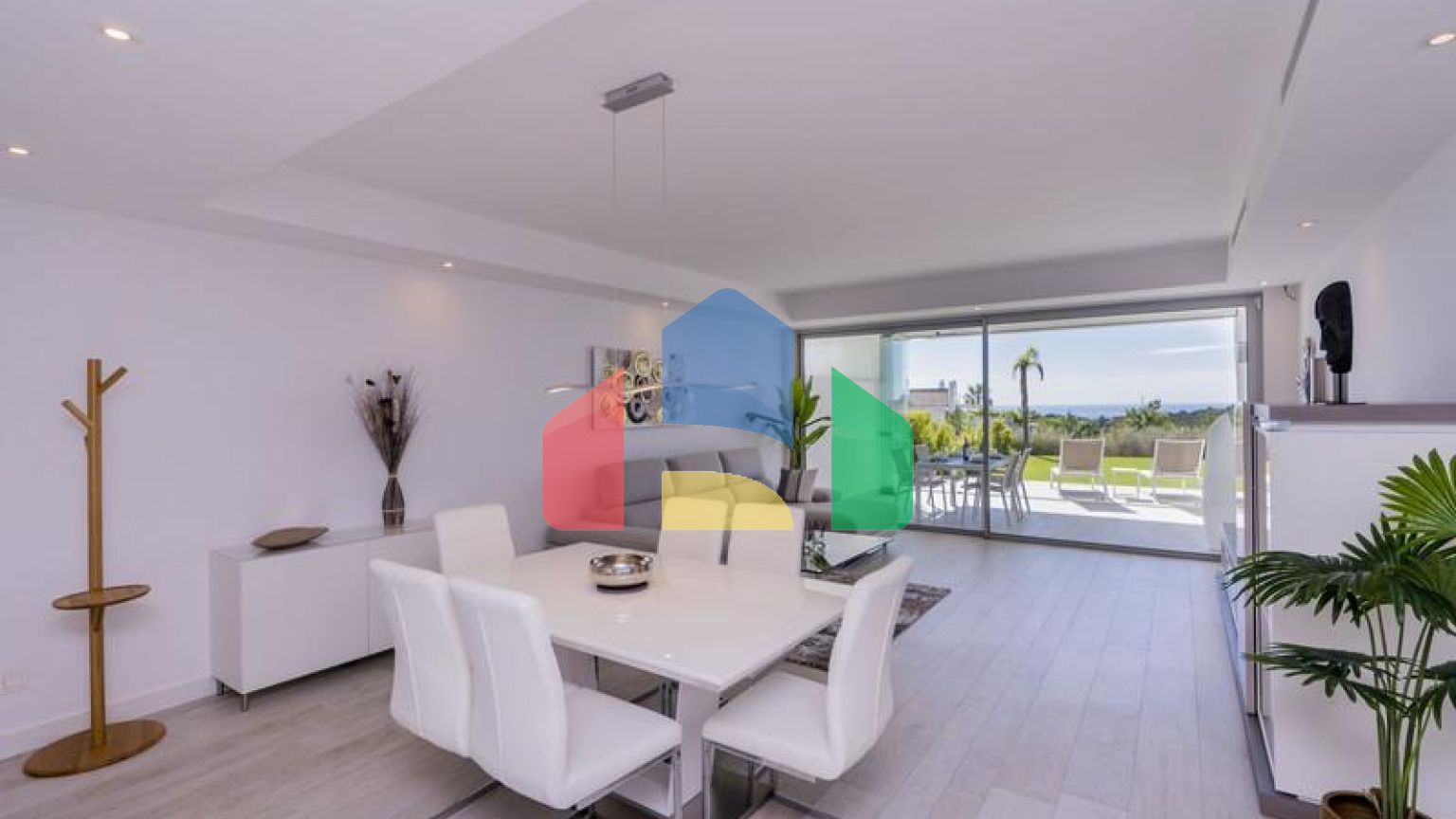 Квартира на первом этаже на продажу в Эстепоне.