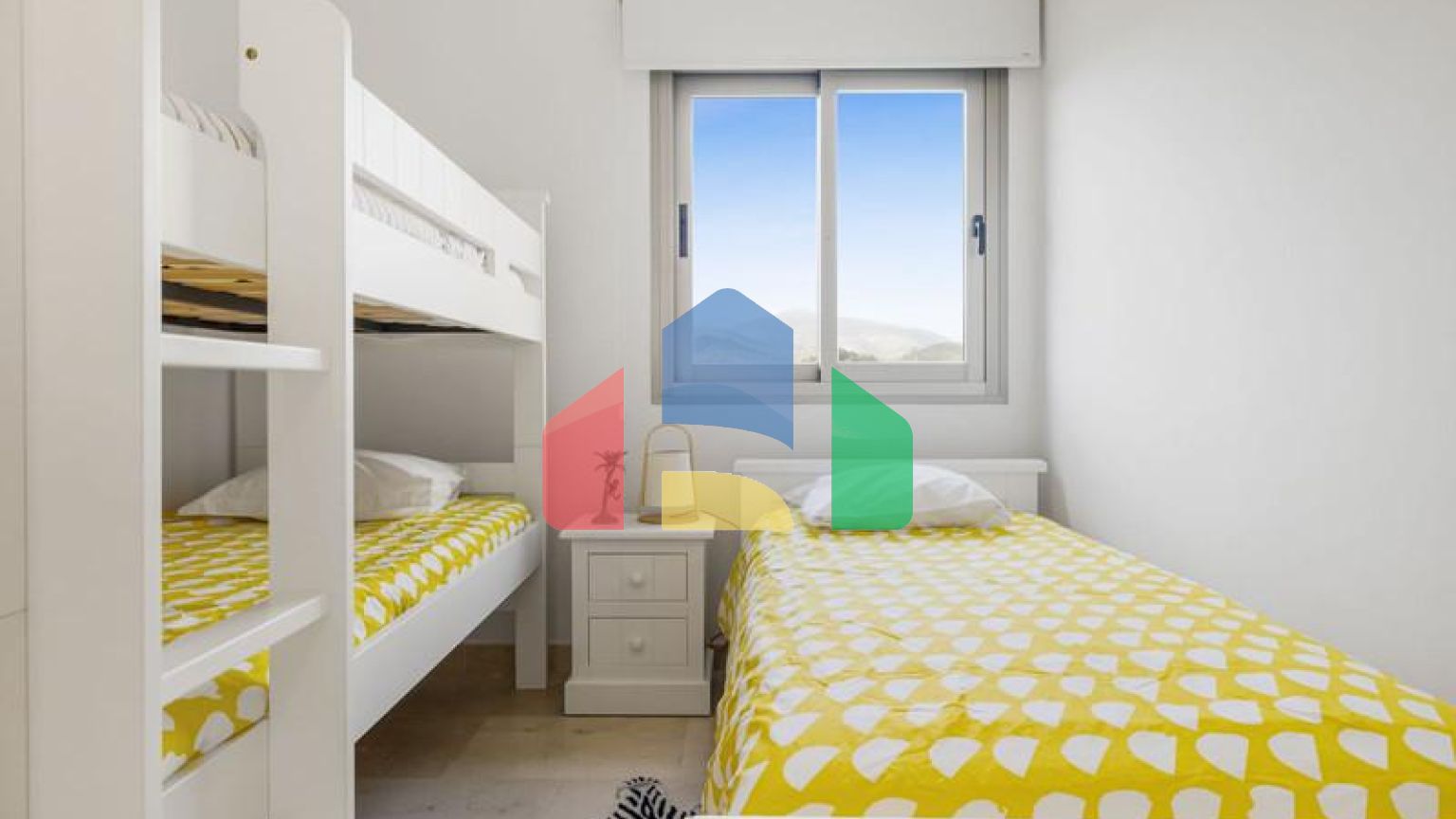 Квартира на среднем этаже на продажу в Эстепоне