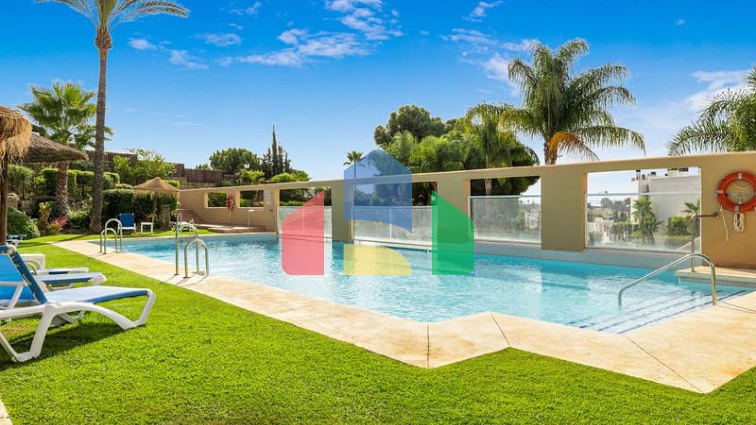 Квартира на среднем этаже на продажу в Эстепоне